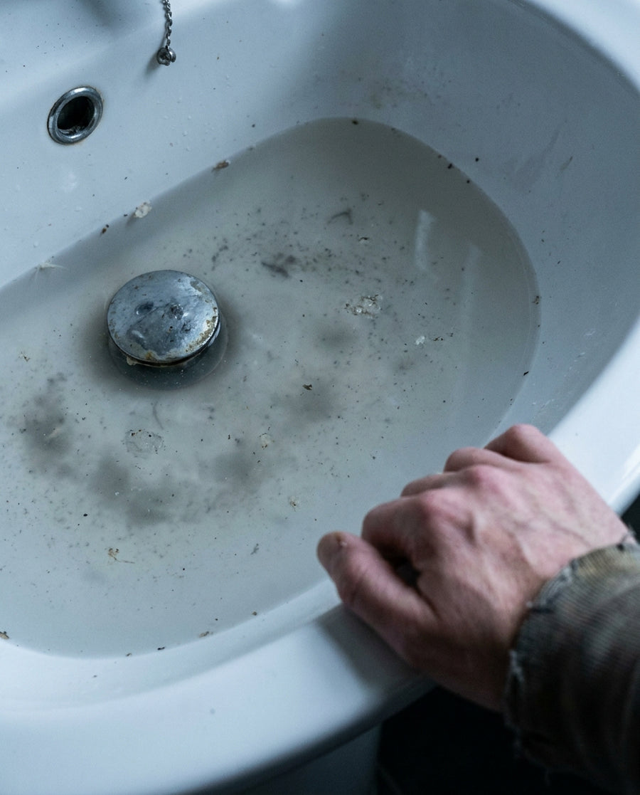 ¿El agua se estanca y no baja?